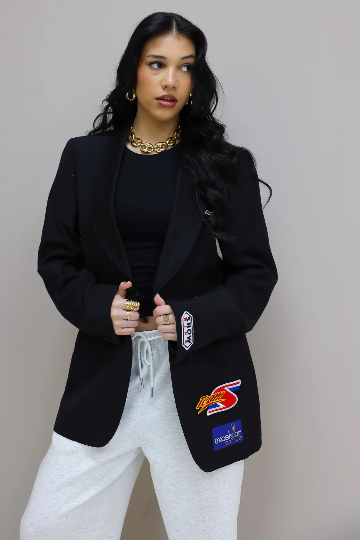 rechte pose met zwarte reworked blazer dames