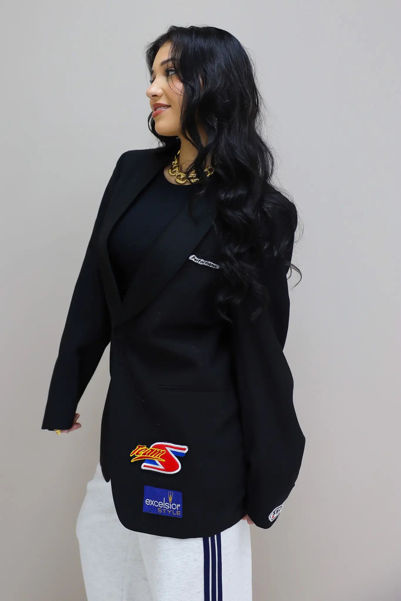 zijaanzicht van getailleerde zwarte blazer dames