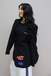 zijaanzicht van getailleerde zwarte blazer dames