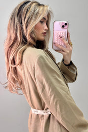 Zijaanzicht van camel reworked blazer met zichtbare tailleband achter