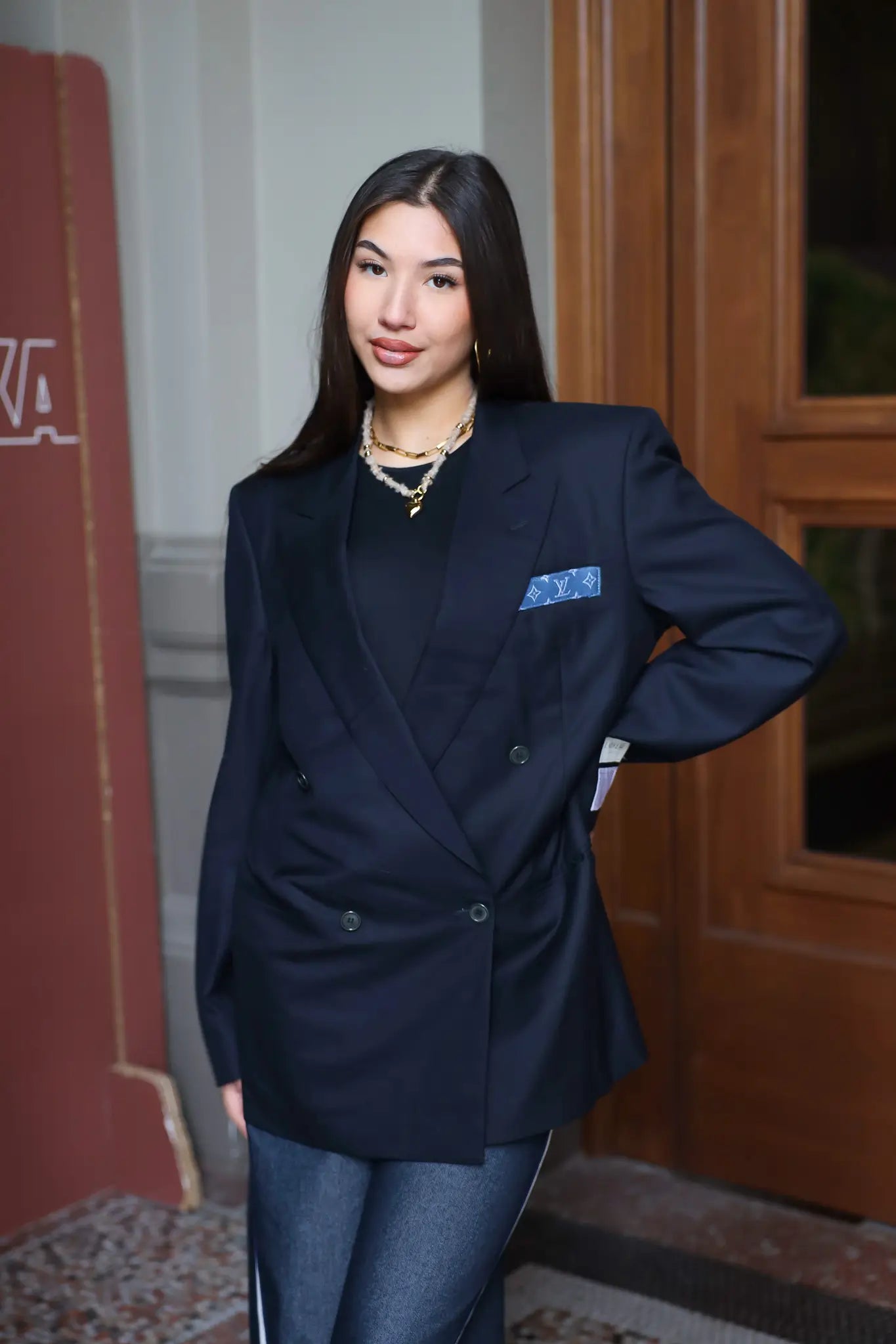 donker blauwe designer blazer dames outfit bij deur ladylike