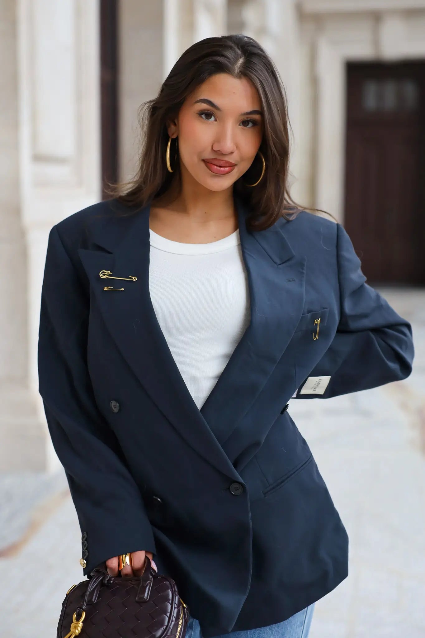 Oversized donker blauwe BOSS blazer gecombineerd met jeans