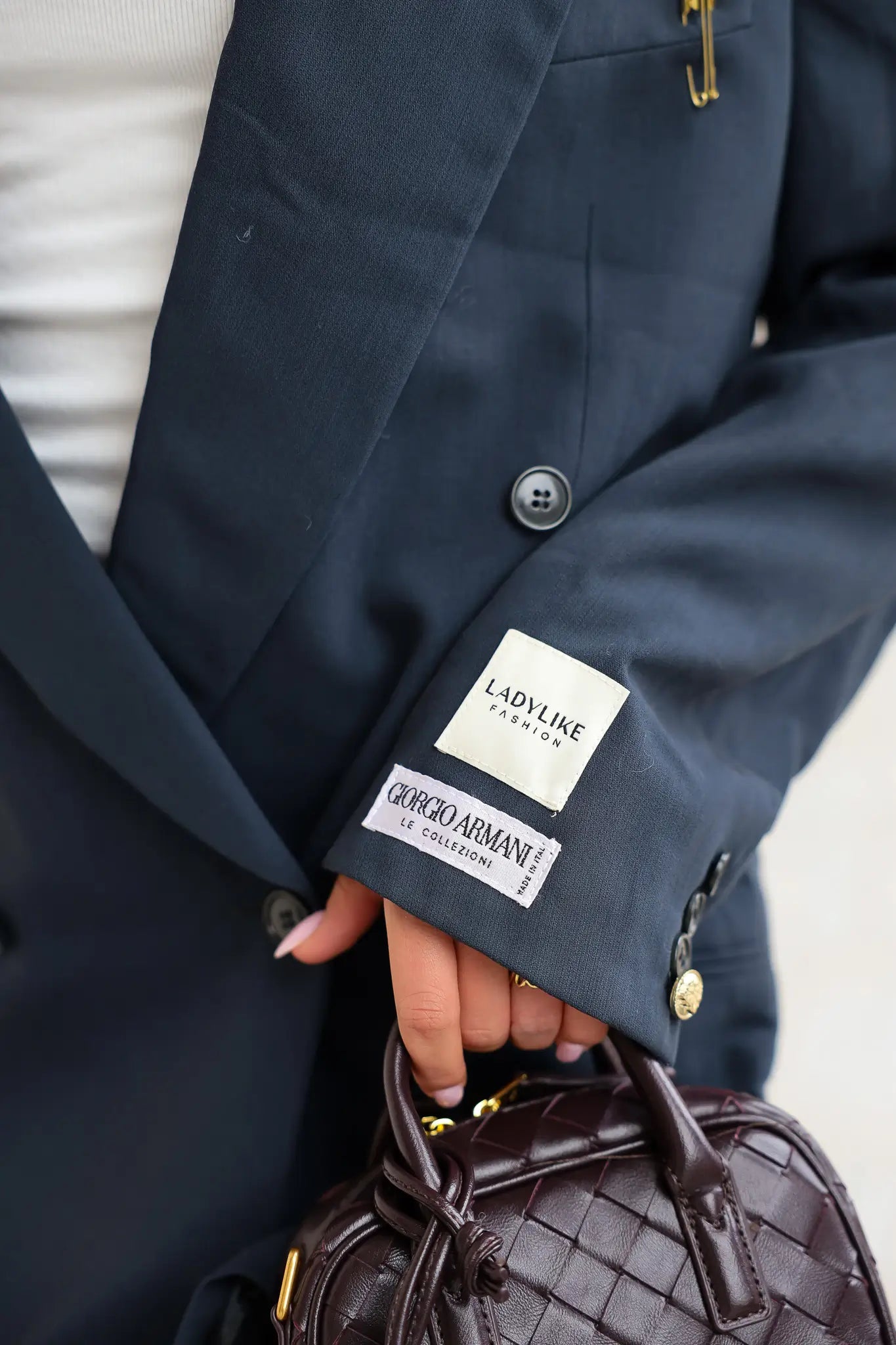 Close-up van mouw en label van donker blauwe BOSS blazer