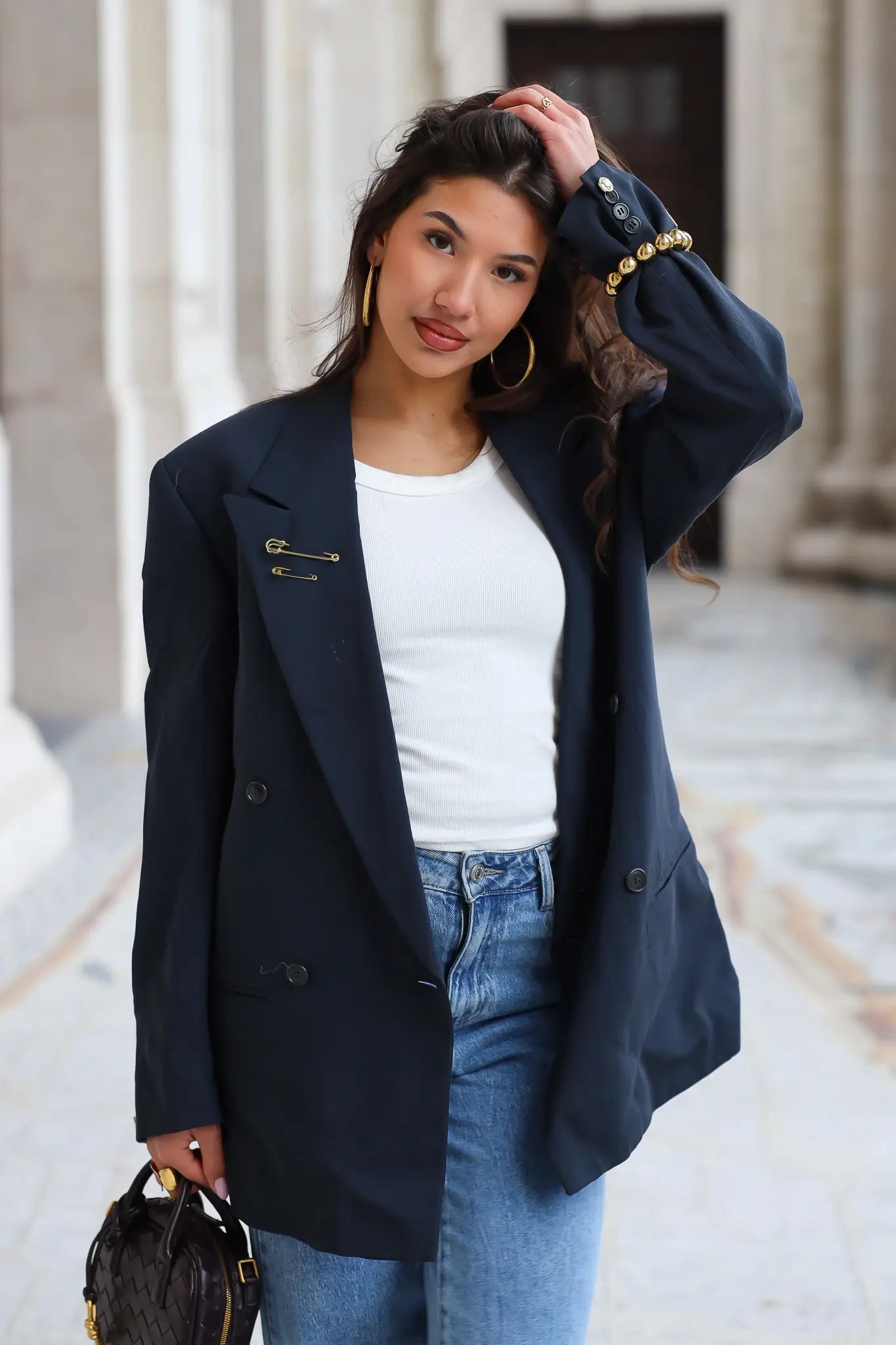 Donker blauwe BOSS blazer gedragen in straatsetting