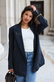 Donker blauwe BOSS blazer gedragen in straatsetting