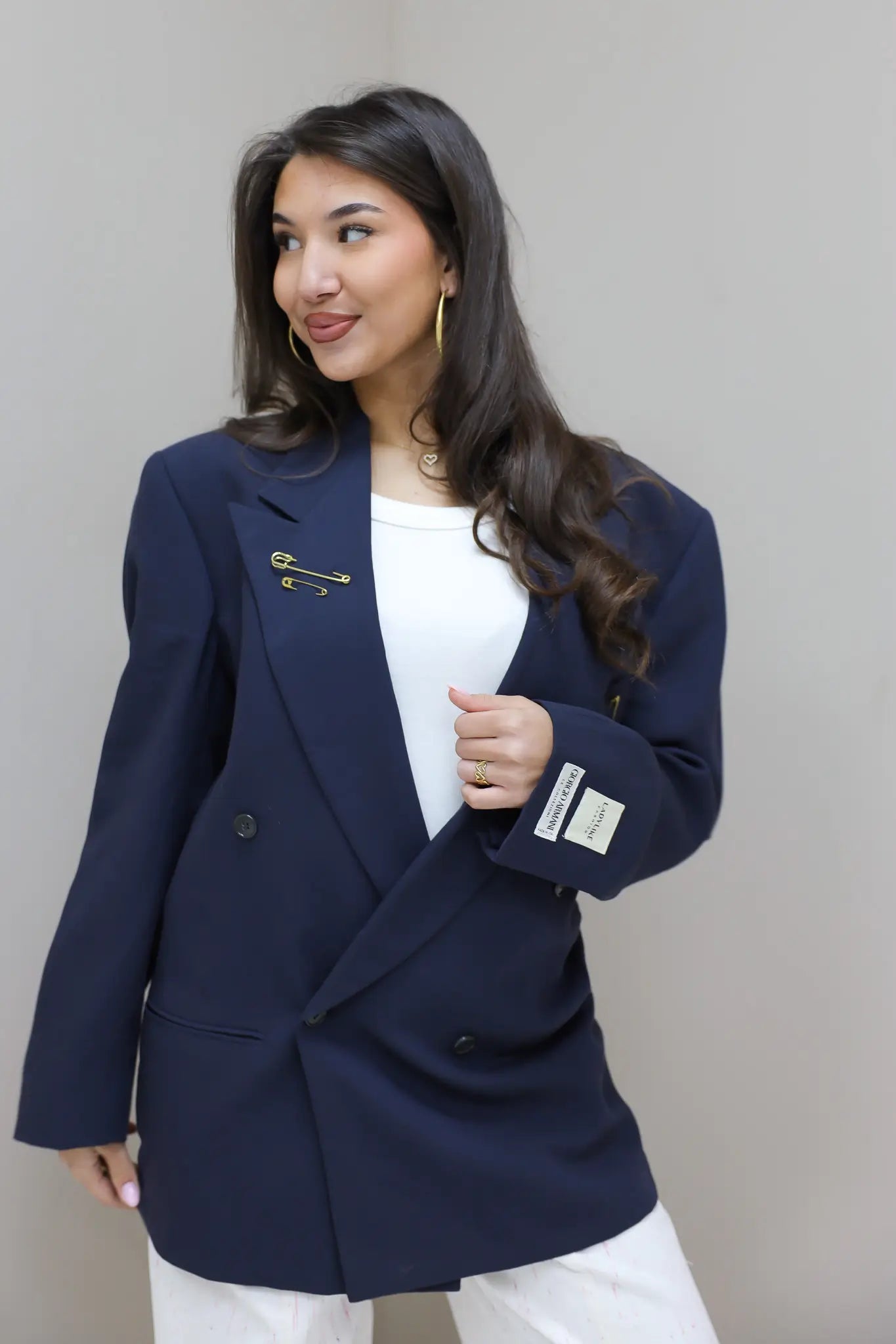 Oversized donker blauwe blazer tegen neutrale achtergrond