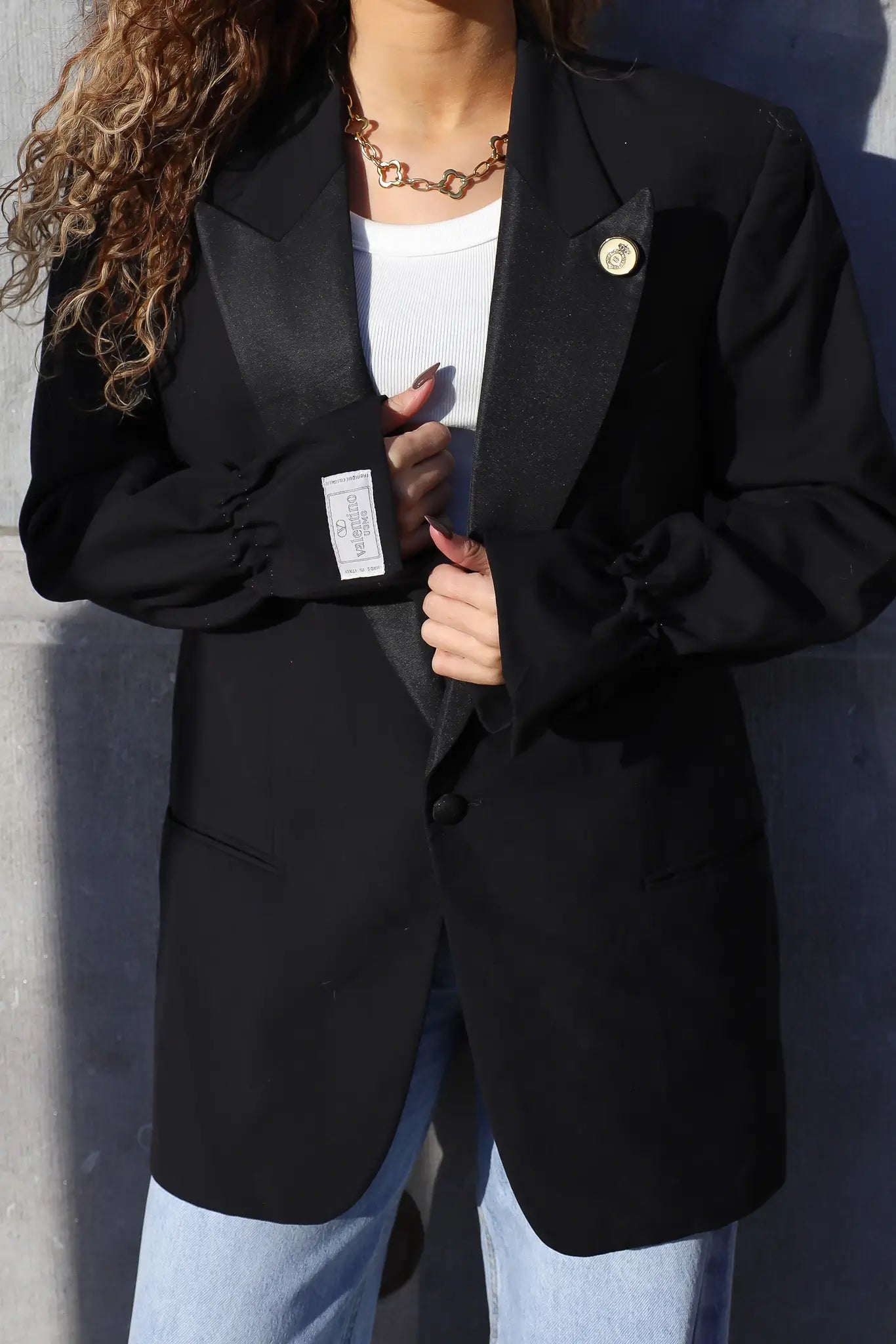 detail van borst en sluiting van zwarte blazer