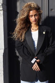 zwarte designer blazer dames met handen bij mouwen