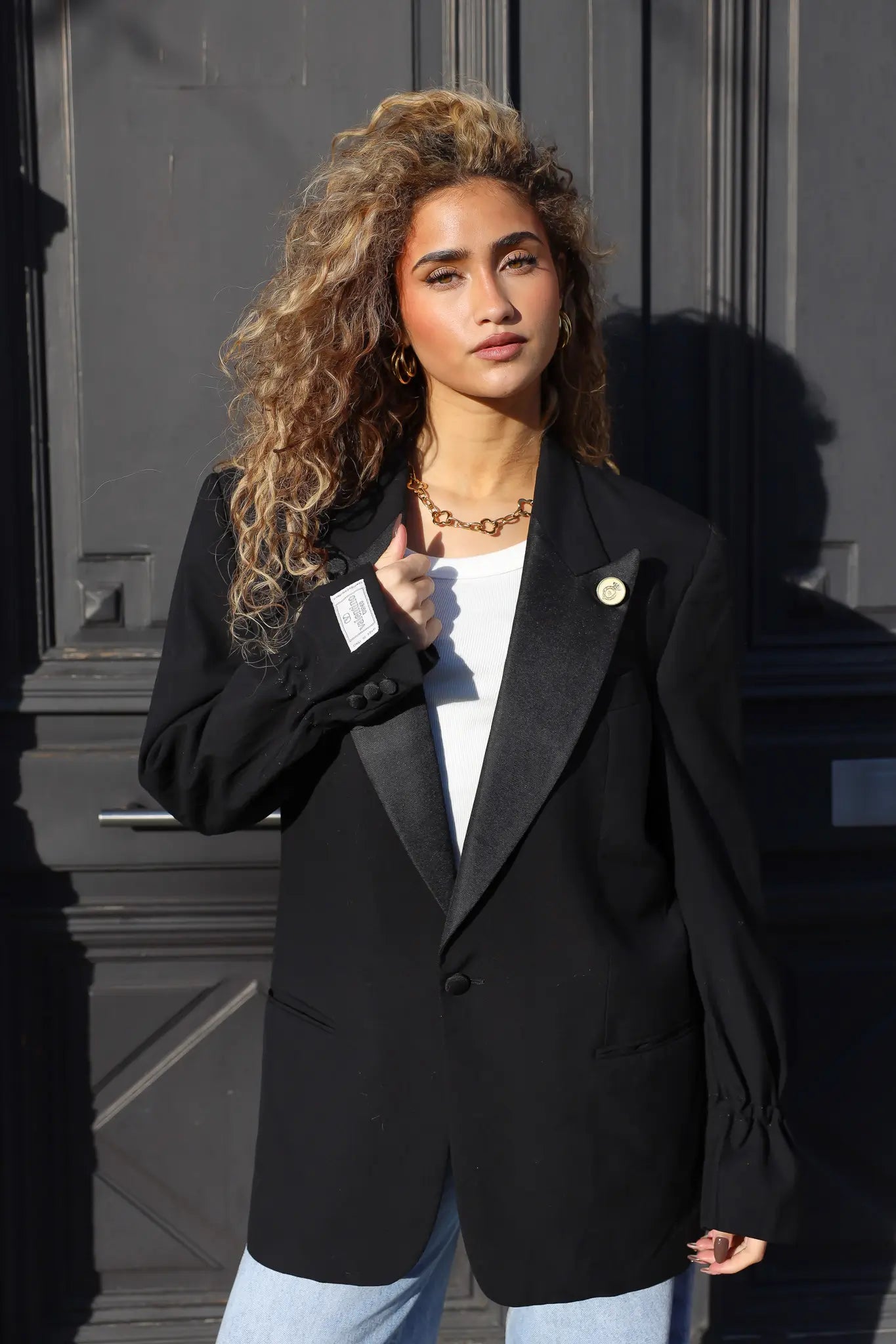 zwarte designer blazer dames gedragen van voren