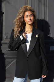 zwarte designer blazer dames gedragen van voren