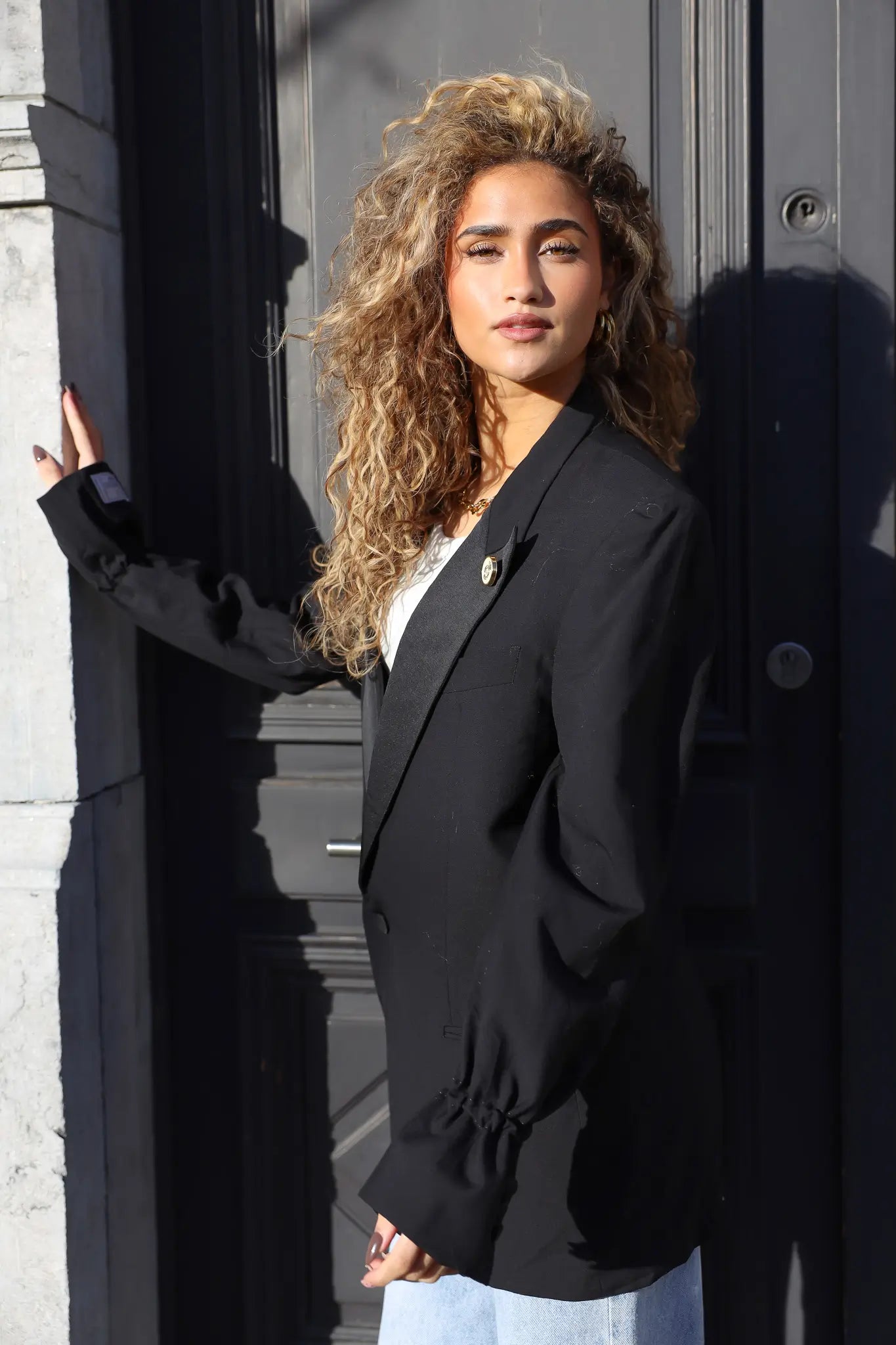 zijaanzicht van zwarte atelier series blazer