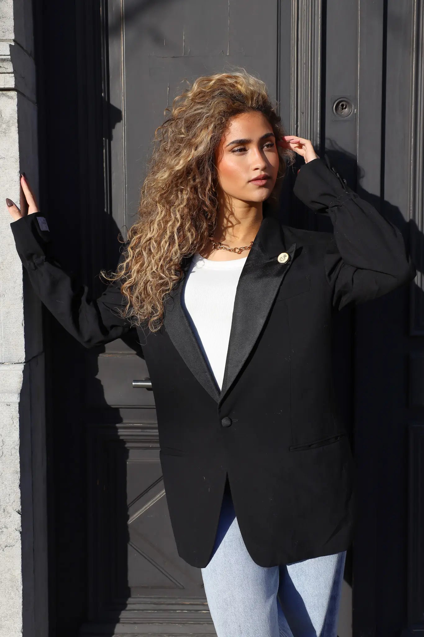 zwarte blazer dames gedragen in zijaanzicht