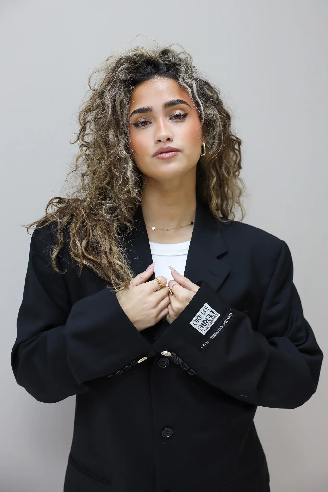 reworked designer blazer zwart van gianfranco ferre voorkant gedragen