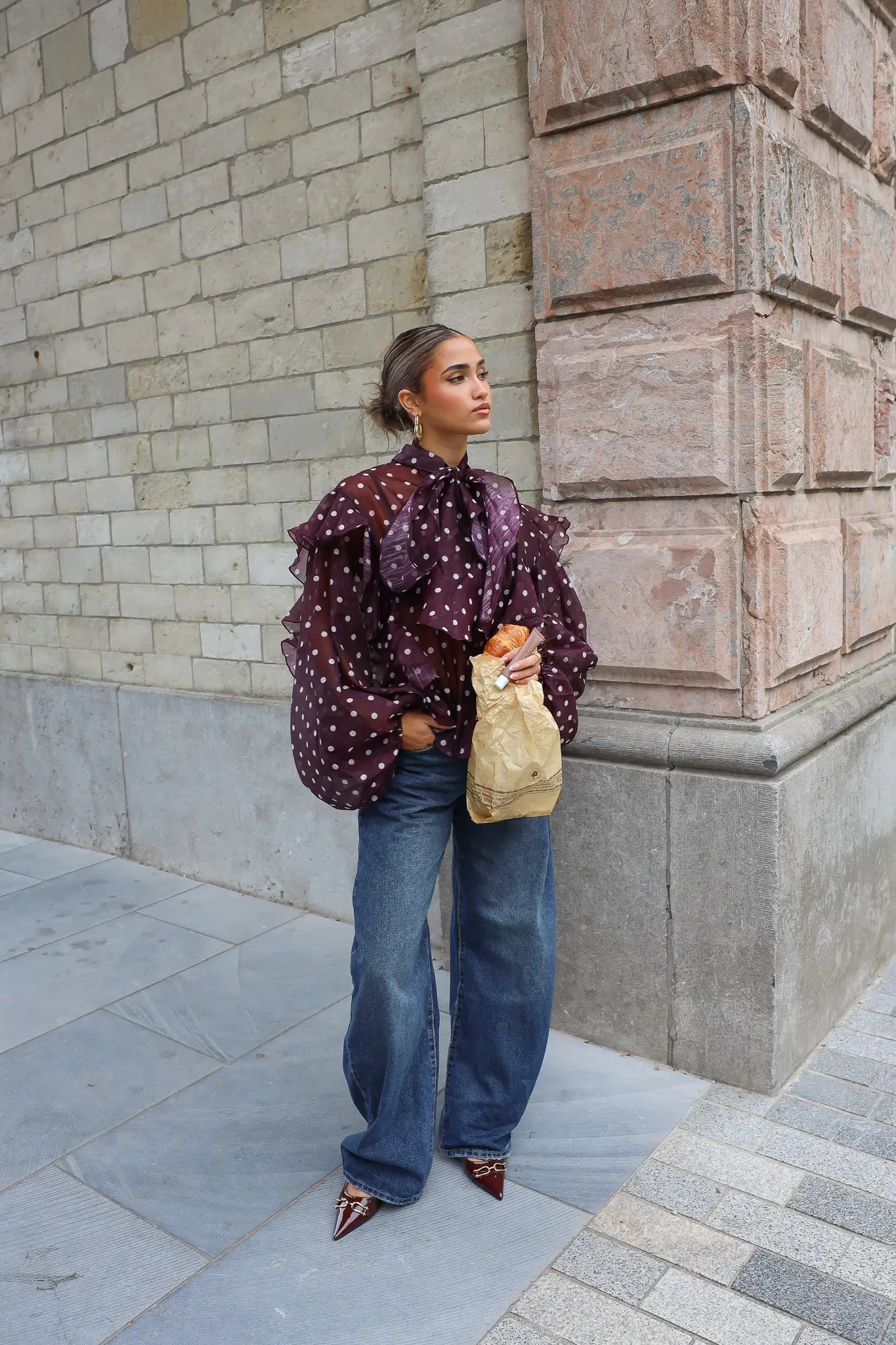 Model draagt de Baggy Ballon Carpenter Jeans 3412 met wijde pijpen in blauwe wassing buiten tegen muur
