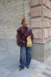 Model draagt de Baggy Ballon Carpenter Jeans 3412 met wijde pijpen in blauwe wassing buiten tegen muur