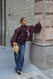 Baggy Ballon Carpenter Jeans 3412 in donkerblauwe kleur, outdoor look met blouse en hakken