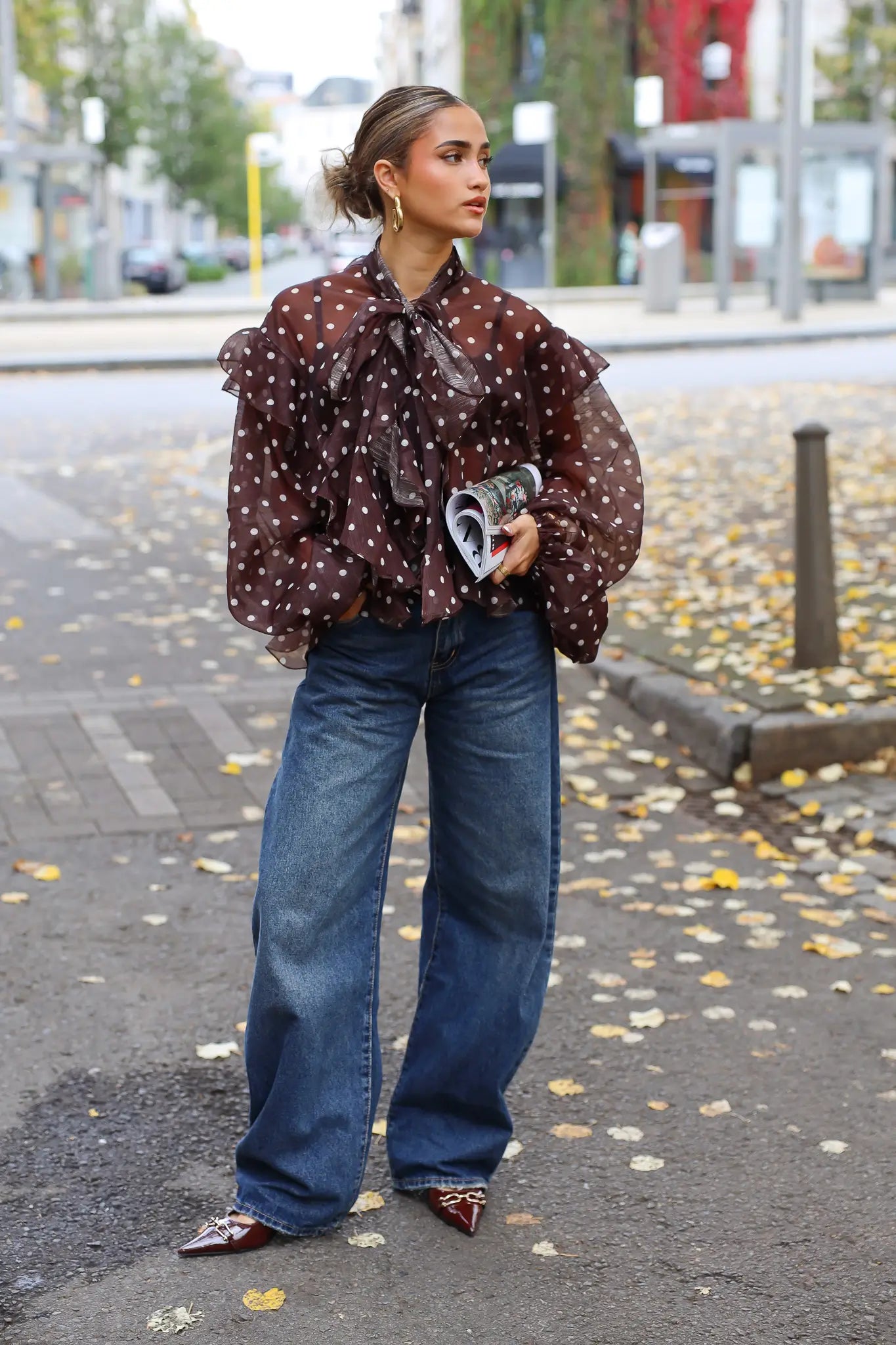 Model combineert de Baggy Ballon Carpenter Jeans 3412 met een statement blouse voor een city streetstyle look