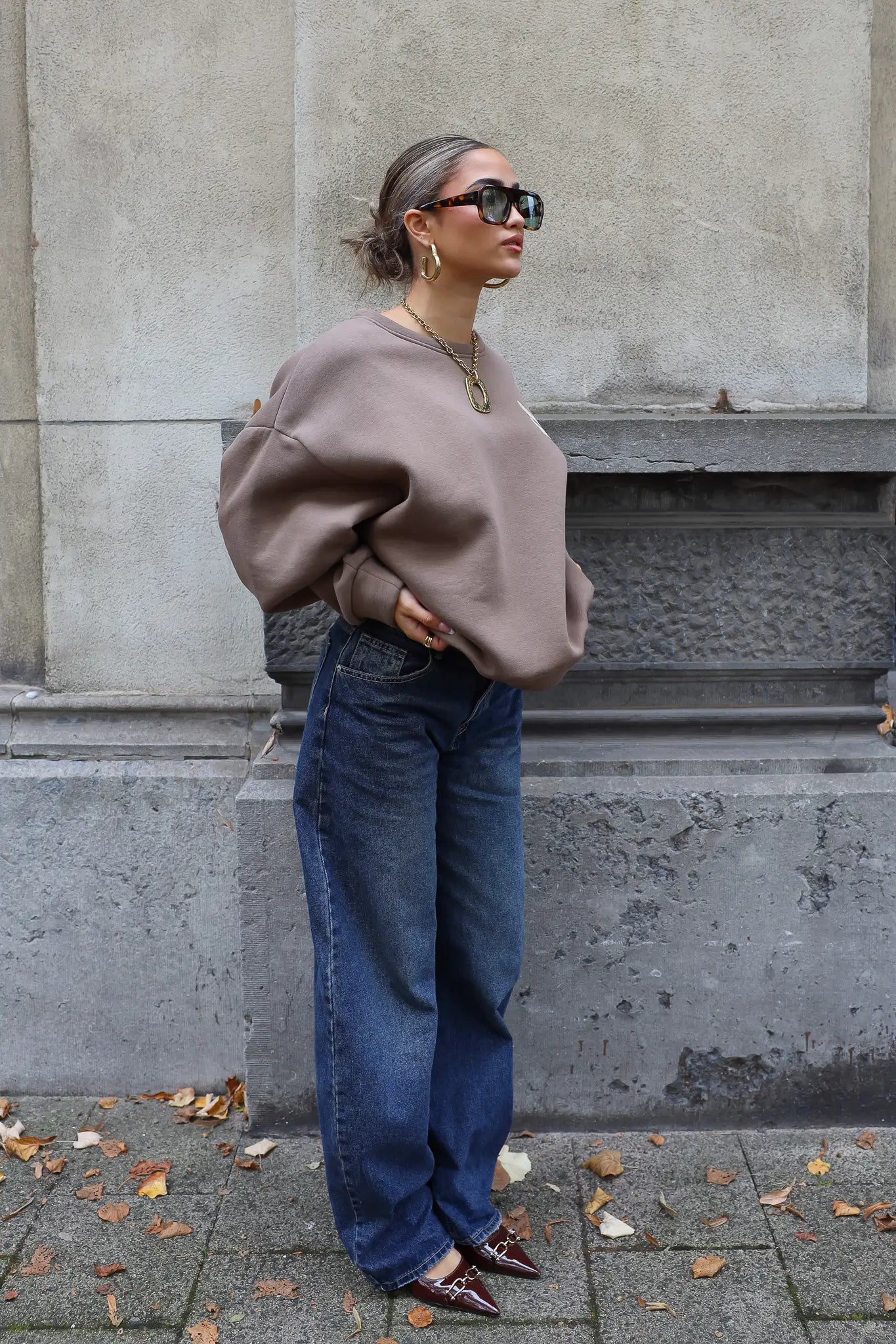 Straatbeeld van model in de Baggy Ballon Carpenter Jeans 3412 met trui in taupe