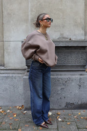 Straatbeeld van model in de Baggy Ballon Carpenter Jeans 3412 met trui in taupe