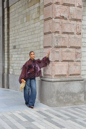 Model leunt tegen muur in de Baggy Ballon Carpenter Jeans 3412, casual streetstyle outfit