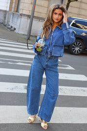 model draagt ballon jeans blauw met denim jas