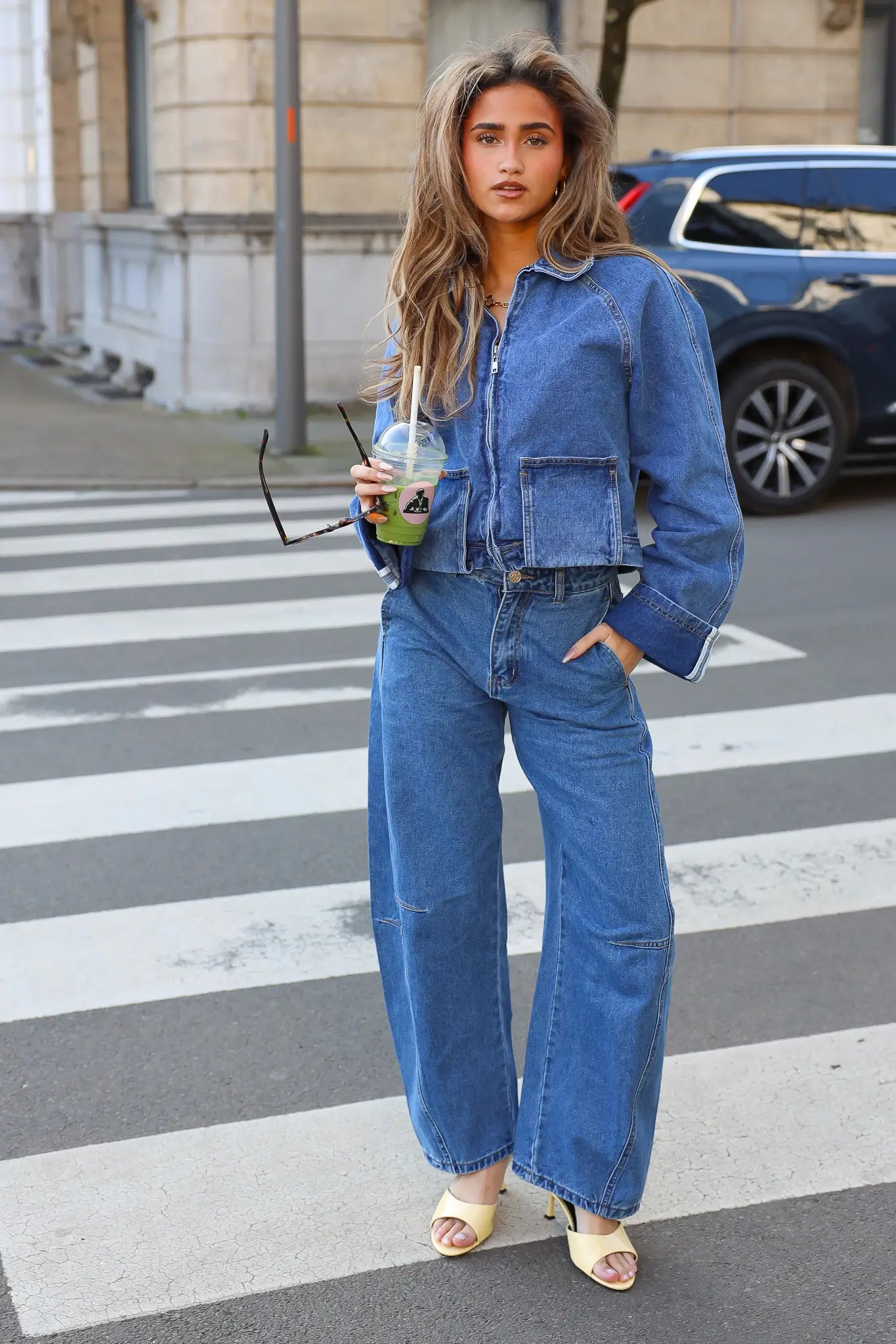 model draagt ballon jeans blauw met spijkerjas omslag detail blauw