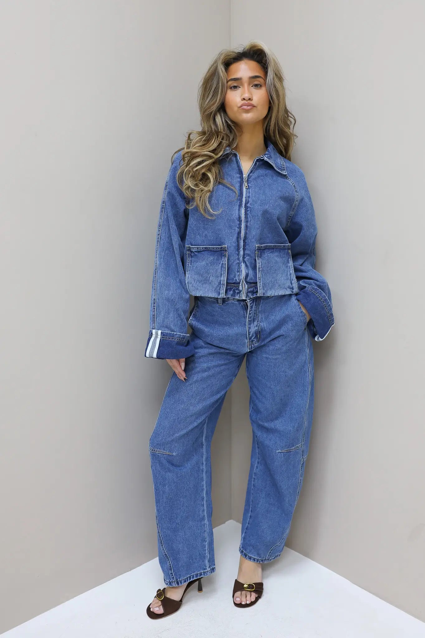 model met ballon jeans blauw studio