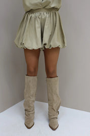 Close-up van de zoom van de ballon skort en laarzen