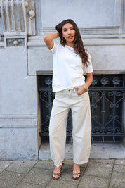 model draagt beige balloon fit jeans dames ladylike