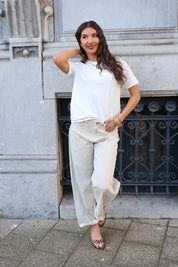 model draagt beige balloon fit jeans dames ladylike