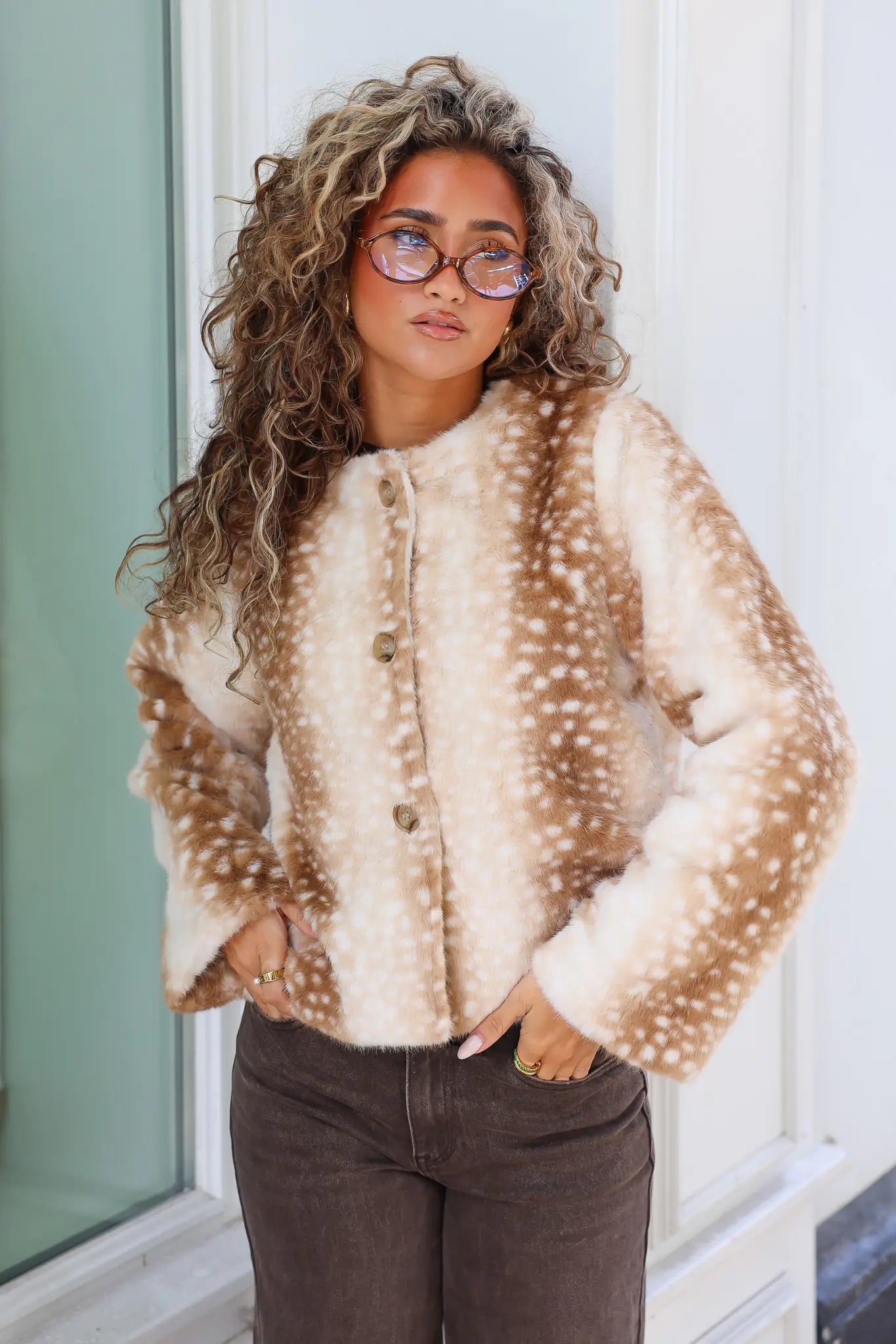 Bambi jas camel met zachte bontlook en witte stippen gecombineerd met een donkerbruine jeans