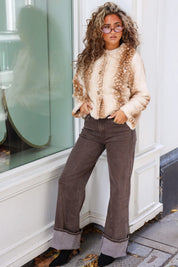 Camel Bambi jas met zachte bontlook en bruine hertenprint gedragen met een donkerbruine wijde broek en zonnebril