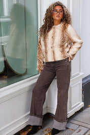Camel Bambi jas met hertenprint en witte stippen gedragen bij een donkerbruine wide leg jeans