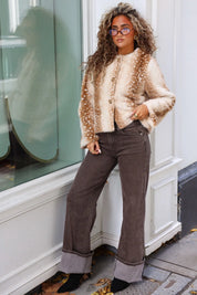 Bambi jasje camel met witte stippen en knoopsluiting gedragen met een donkerbruine jeans en zwarte schoenen