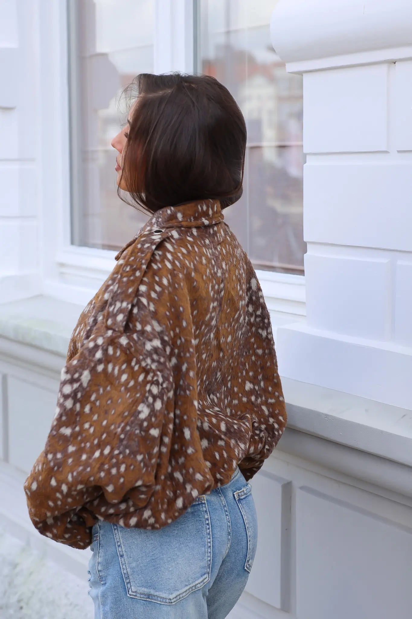 Bambi print jas dames vanaf de achterkant