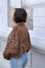 Bambi print jas dames vanaf de achterkant