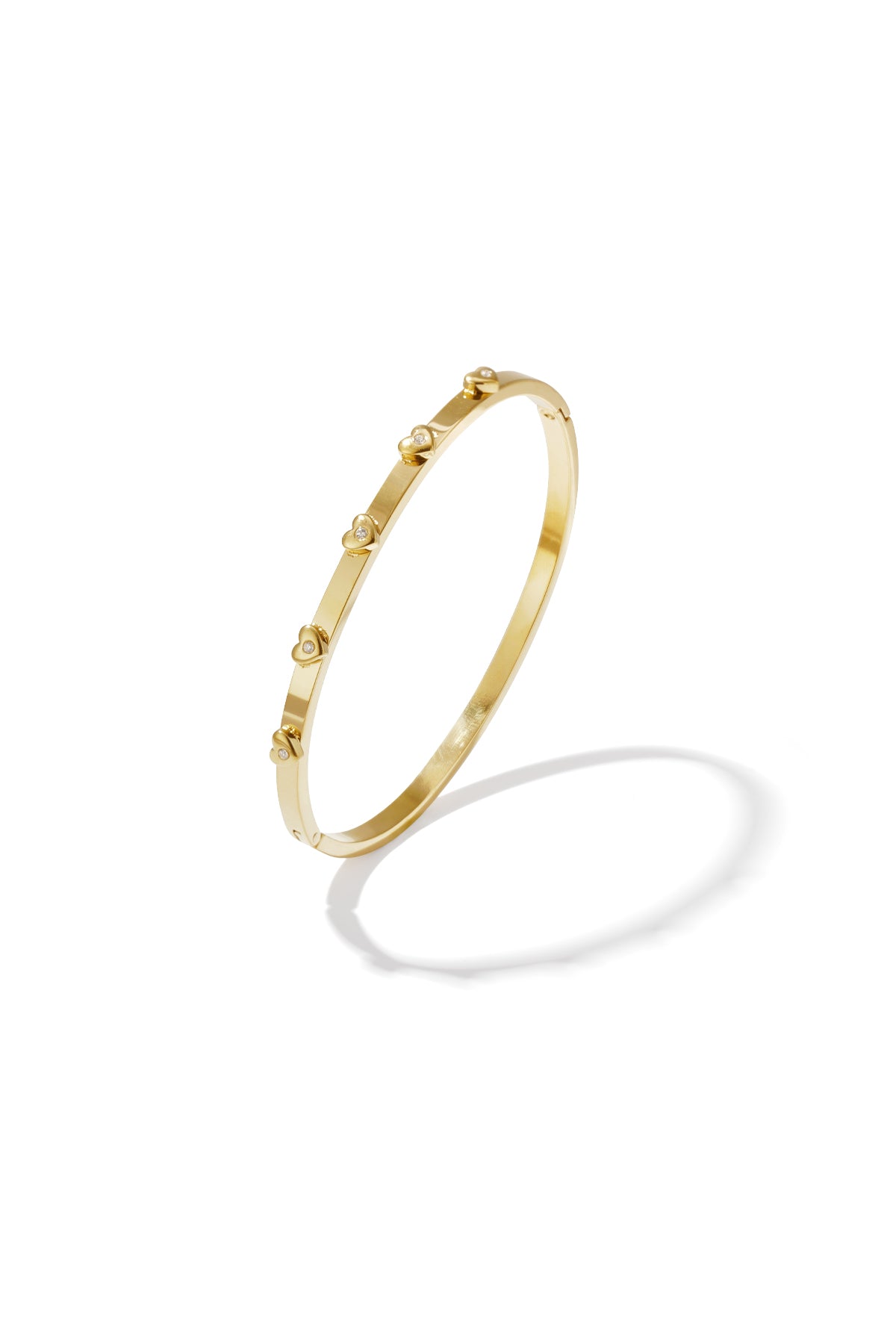 Bangle met hart details in goud los gefotografeerd
