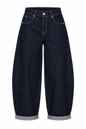 Productfoto van een donkerblauwe barrel jeans met vijf zakken, taps toelopende pijpen en omslagen op witte achtergrond