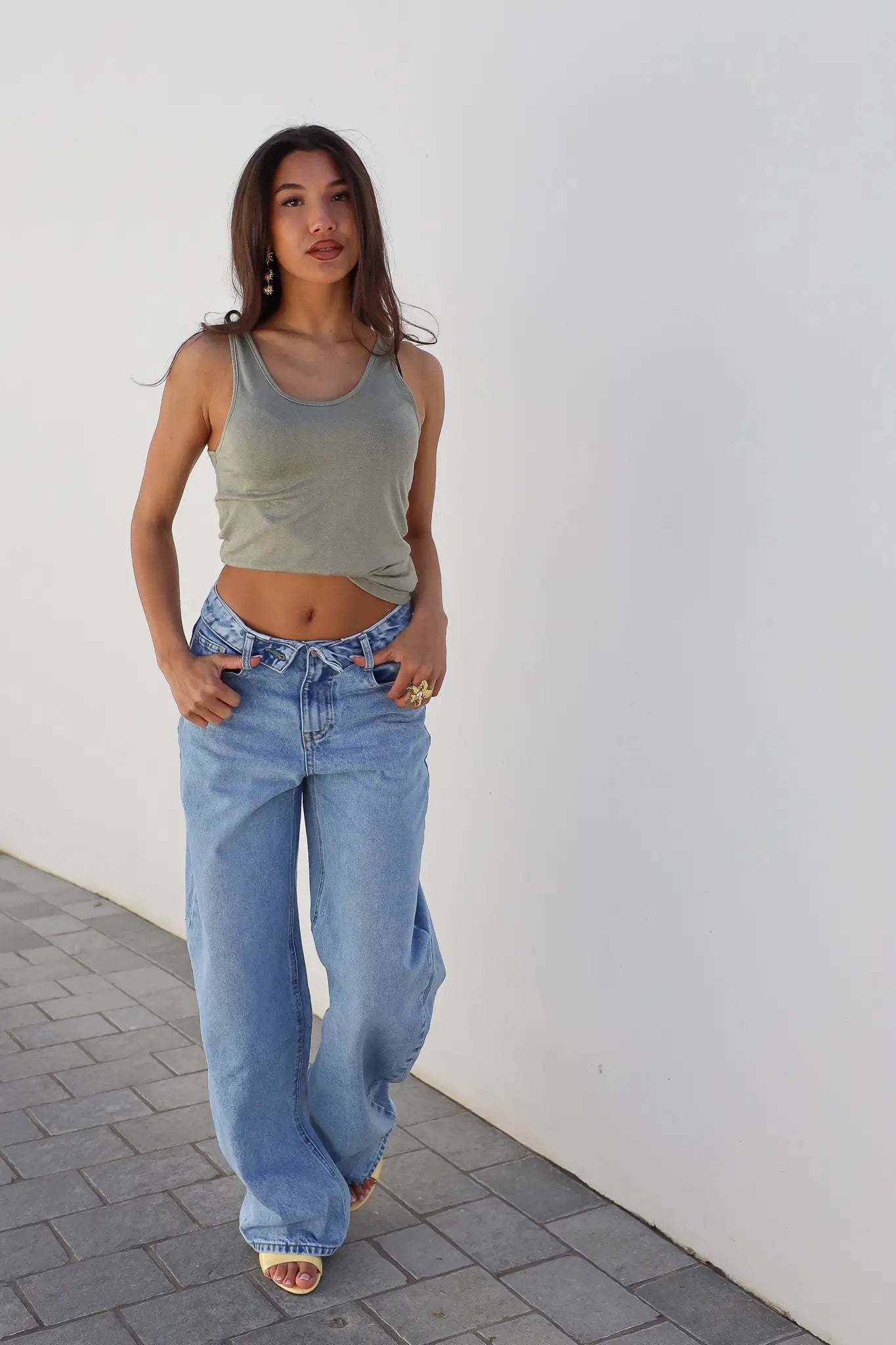 Model loopt met barrel jeans omslag band blauw
