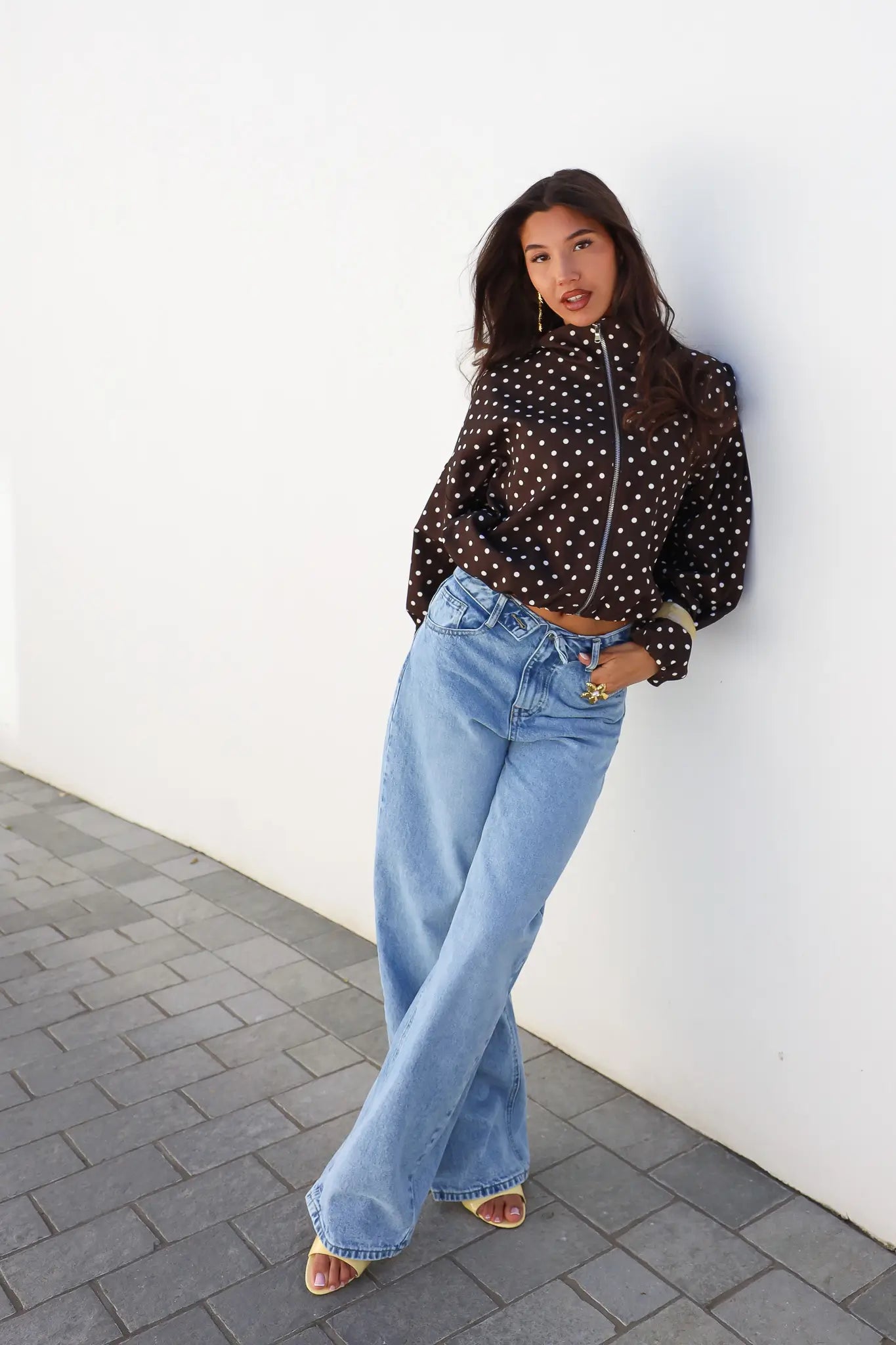 Model draagt barrel jeans omslag band blauw staand