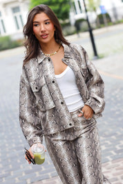 Beige jas met slangenprint dames gecombineerd met witte top