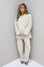 model draagt beige ballon fit pantalon dames ladylike