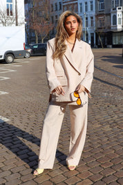 model draagt beige ballon fit broek dames outfit ladylike