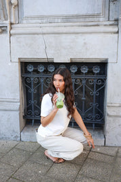 model draagt beige balloon jeans dames outfit ladylike