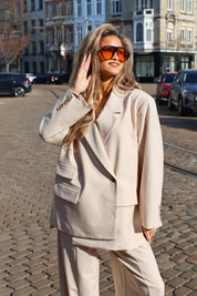 model draagt beige blazer dames samen met model ladylike