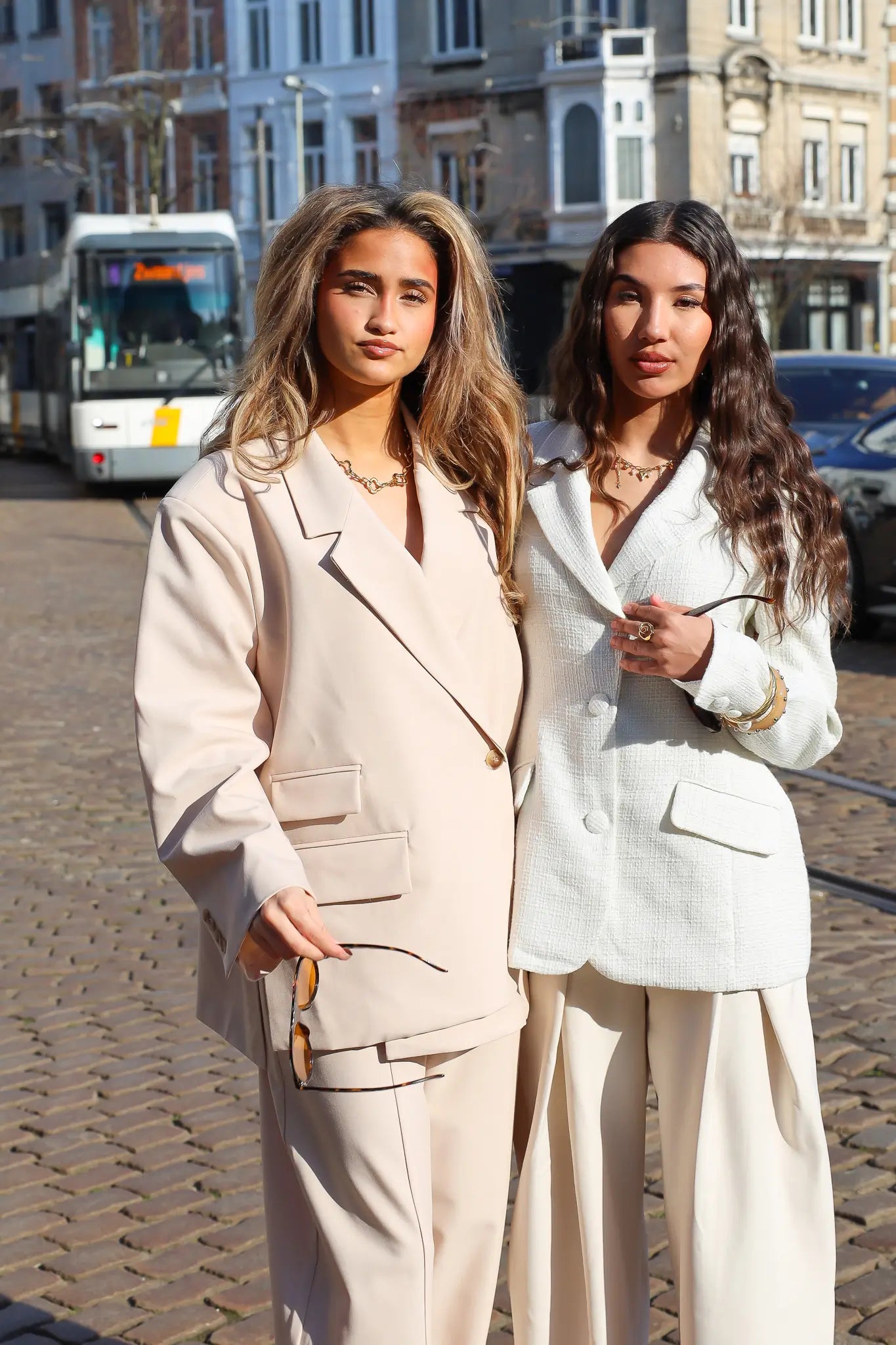 model draagt beige blazer dames set met pantalon ladylike