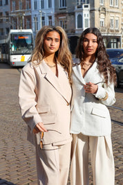 model draagt beige blazer dames set met pantalon ladylike