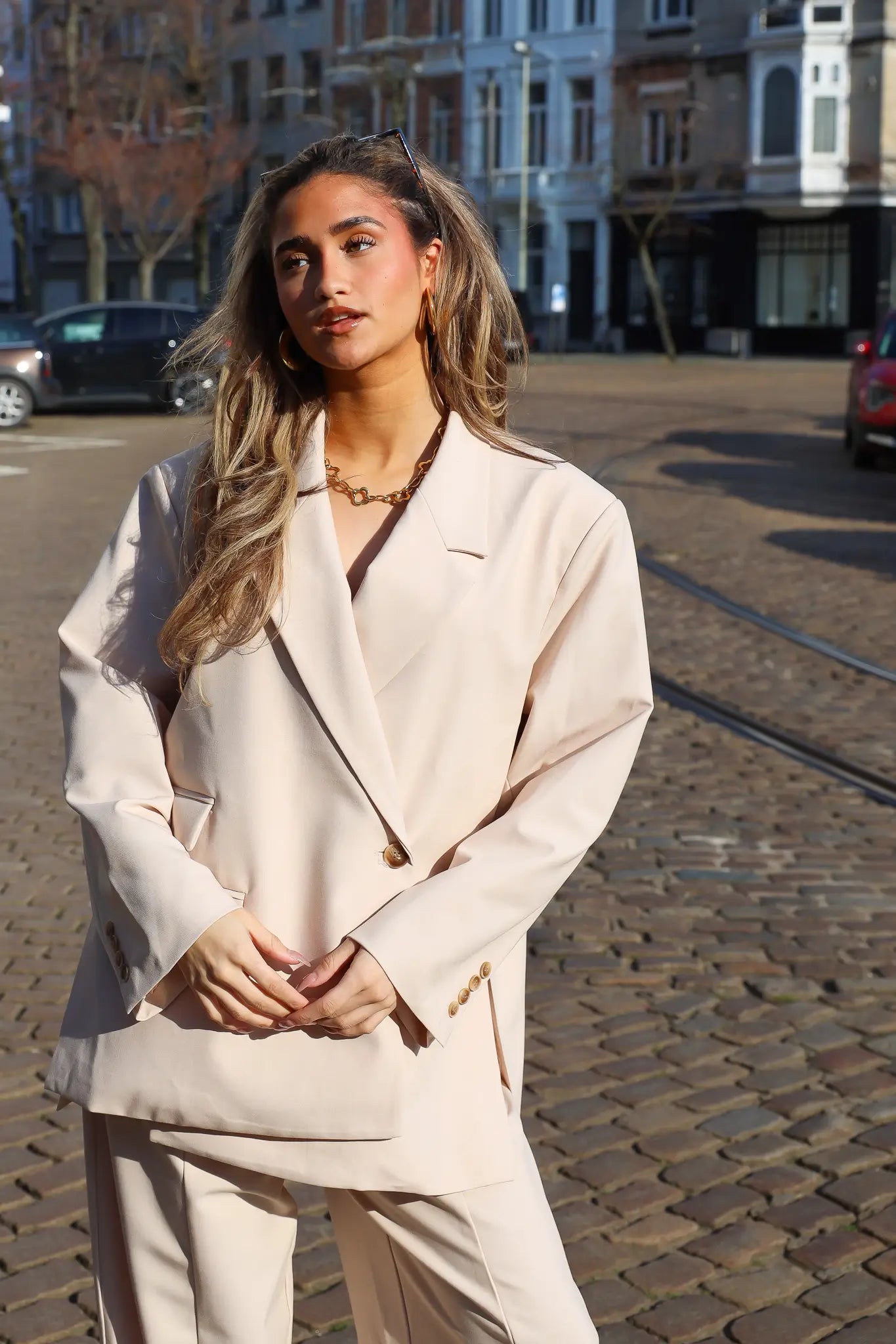 model draagt beige blazer dames outfit straat ladylike