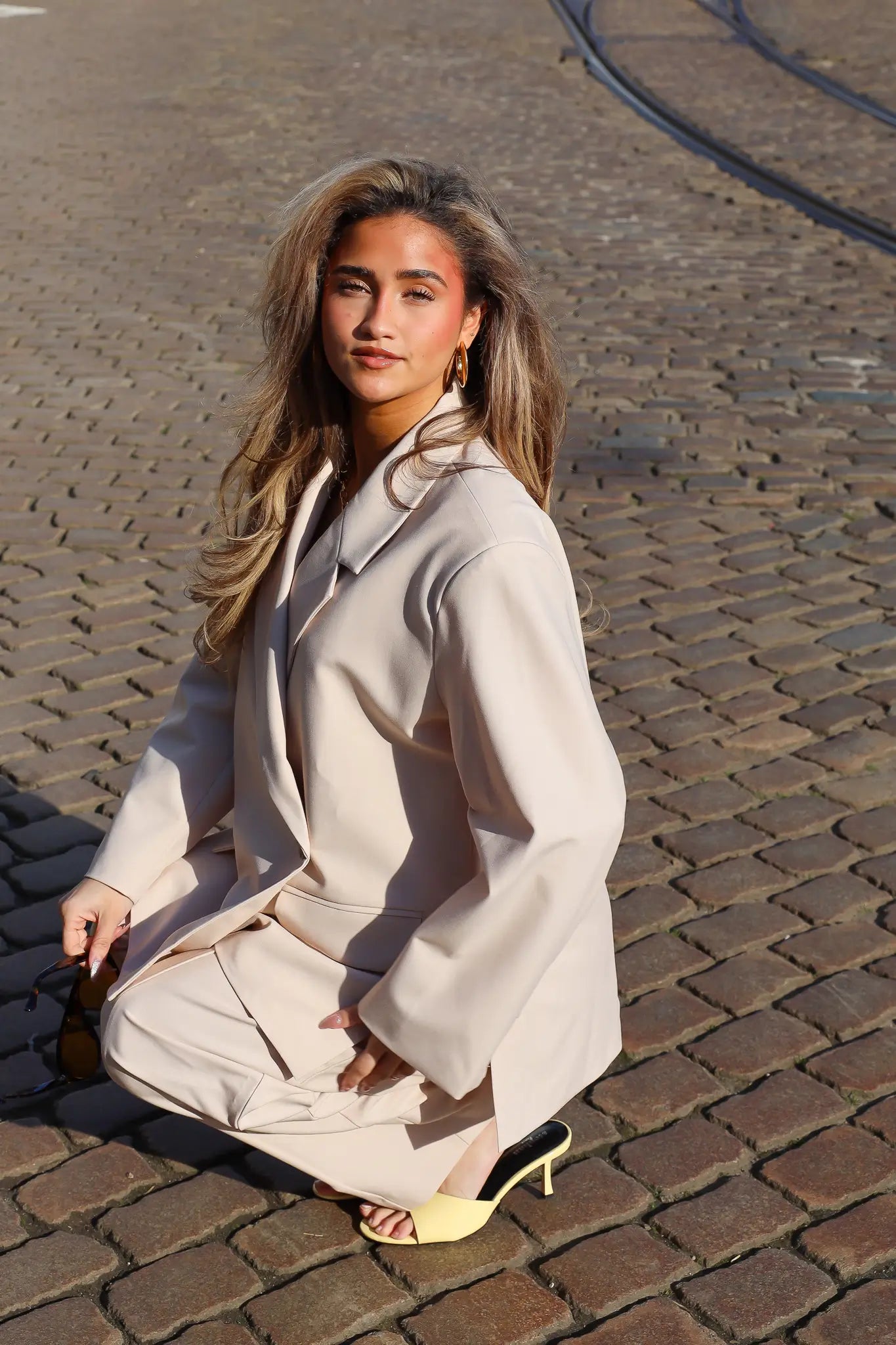 model draagt beige blazer dames straat stijl ladylike