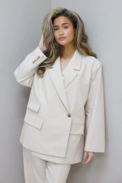 model draagt beige blazer dames studio foto ladylike